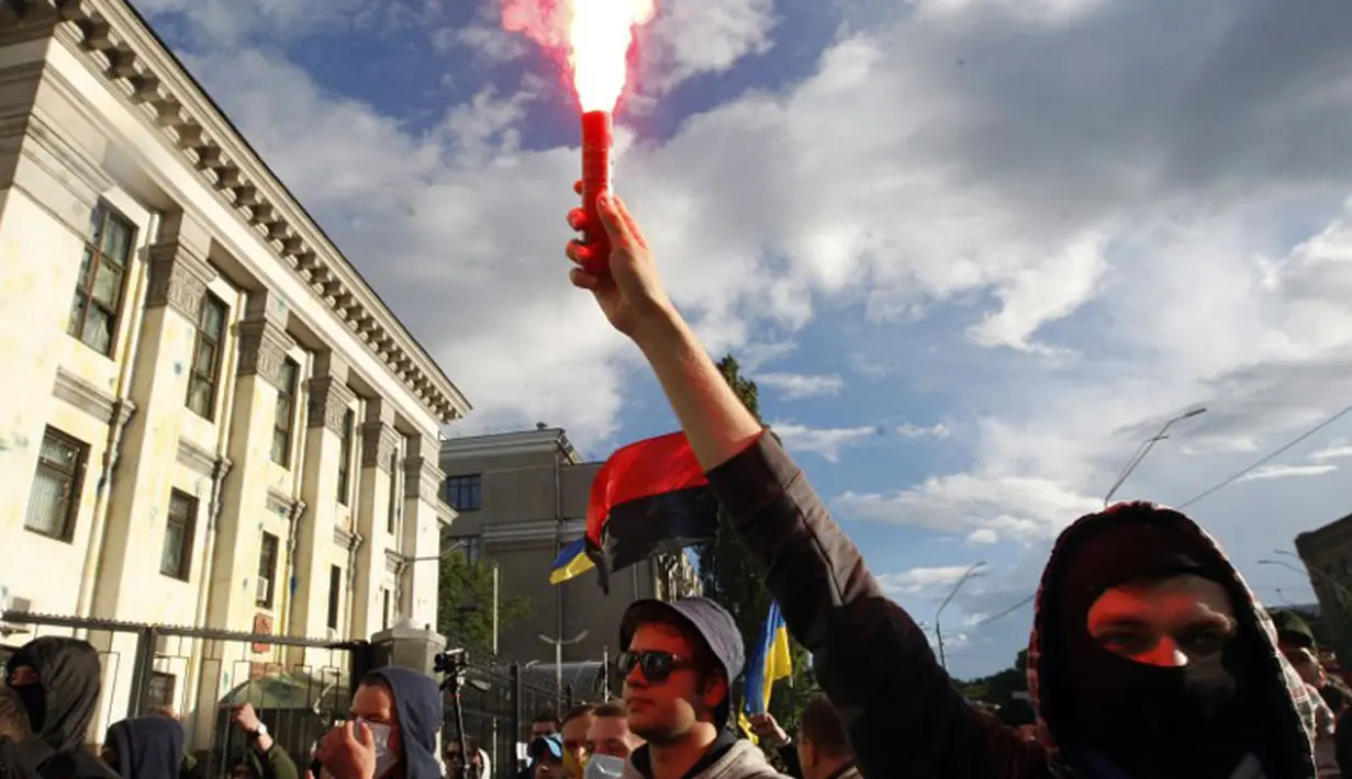 Kedutaan Besar Rusia di Kiev, Ukraina, diserbu ratusan demonstran, (14/6/2014). (AFP PHOTO/Yuriy Kirnichy)