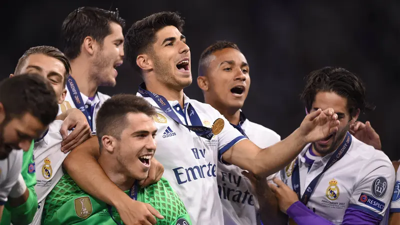 Gelandang Real Madrid, Marco Asensio (tengah), rayakan kemenangan di final Liga Champions 2016/2017. (AFP/Filippo Monteforte)