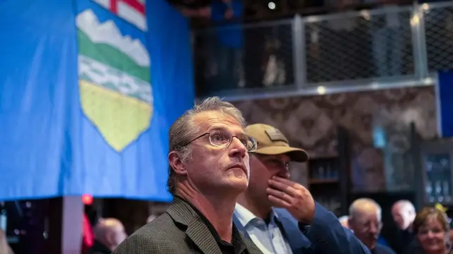 Para pendukung gerakan Alberta Prosperity Project menyaksikan hasil awal referendum yang mulai ditampilkan di Edmonton, Alberta, Kanada, Senin (19/10/2026).