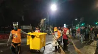 Pasukan Linmas dari Kota Surabaya membersihkan kotoran sisa-sisa sampah demo UU Cipta Kerja pada Kamis, 8 Oktober 2020. (Foto: Liputan6.com/Dian Kurniawan)