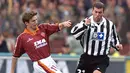 Zinedine Zidane - Zidane muncul sebagai satu di antara playmaker hebat menjelang akhir 1990-an. Pemain asal Prancis ini bermain di kompetisi Serie A bersama Juventus pada tahun 1996. (AFP/Gerard Julien)