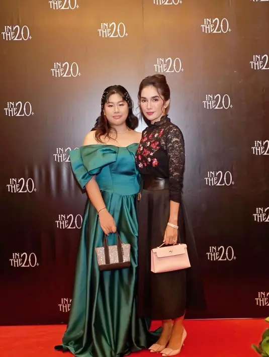 Ussy Sulistiawaty bangga Amel lulus SMA dan diterima di FKH IPB (Foto: Instagram ussypratama)