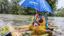 Warga terpaksa mengungsi dengan membawa barang-barang seadanya menggunakan perahu dan transportasi darurat lainnya ketika air mulai memasuki rumah mereka. (Zakir Hossain Chowdhury/AFP)