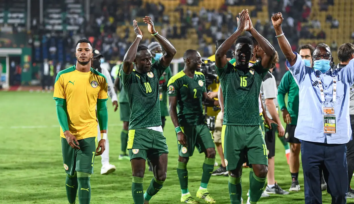 Para pemain Senegal merayakan kemenangan setelah mengalahkan Guinea Ekuatorial pada pertandingan perempat final Piala Afrika (CAN) 2021 di Stade Ahmadou Ahidjo di Yaounde (31/1/2022). Senegal menang atas Guinea Ekuatorial 3-1. (AFP/Charly Triballeau)