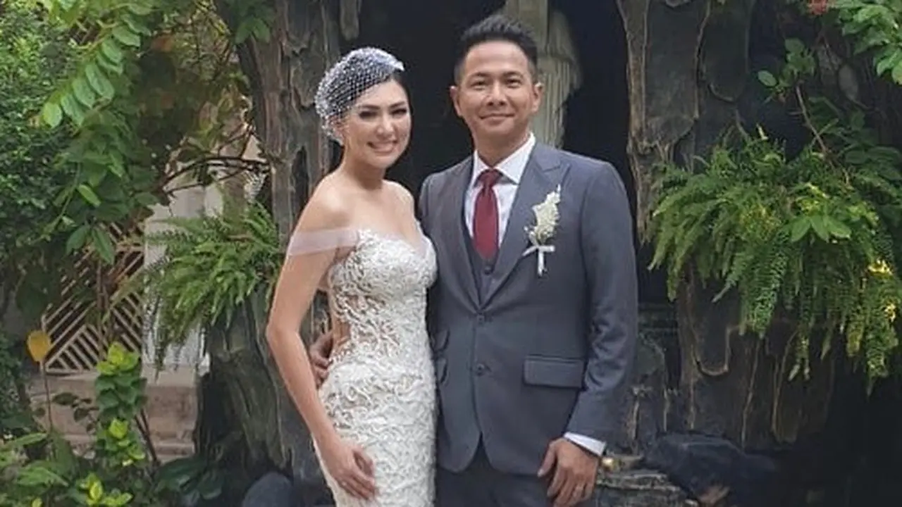 Akhiri Masa Duda, Ini 7 Potret Penikahan Delon dan Aida Chandra
