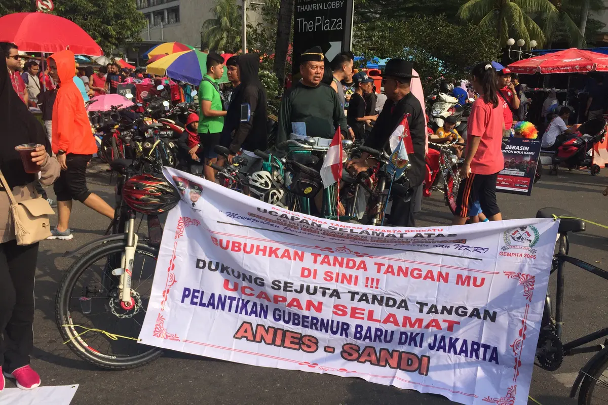 Relawan Gempita mengumpulkan sejuta tanda tangan di kegiatan Car Free Day. (Muhammad Radityo Priyasmoro/Liputan6.com)