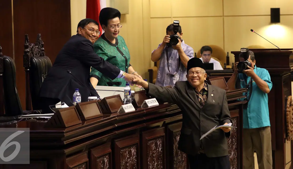 Ketua BK DPD AM Fatwa berjabat tangan dengan  Wakil Ketua DPD RI Farouk Muhammad usai membacakan surat resmi pemberhentian Irman Gusman sebagai Ketua DPD RI saat sidang paripurna luar biasa di Jakarta, Selasa (20/9). (Liputan6.com/Helmi Afandi)