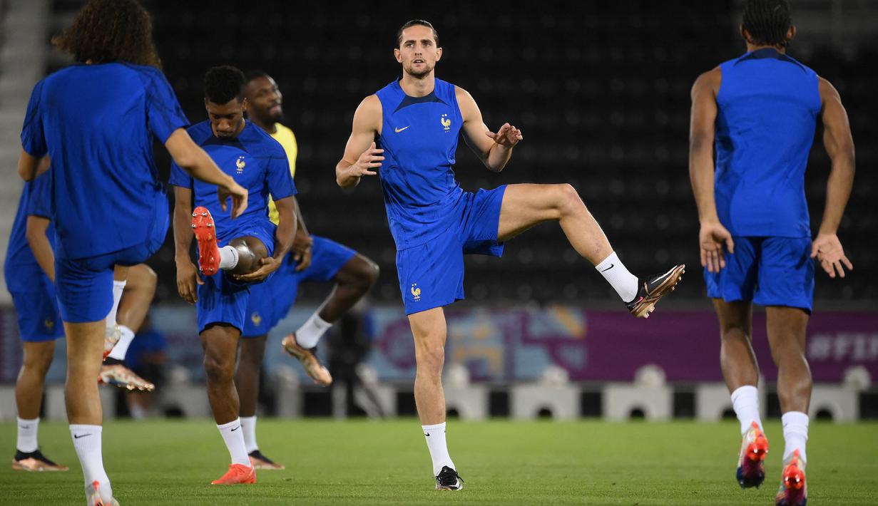 Gelandang Prancis #14 Adrien Rabiot (Tengah) mengikuti sesi latihan jelang melawan Inggris pada Perempatfinal Piala Dunia 2022, di Stadion Al Sadd SC di Doha, Jumat (9/12/2022).  Inggris terakhir kali merasakan juara di Piala Dunia 1966. Sedangkan Prancis adalah juara bertahan di Piala Dunia 2018 lalu. (FRANCK FIFE / AFP)