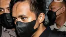 Ajudan Irjen Pol Ferdy Sambo, Bhayangkara Dua Richard Eliezer Pudihang Lumiu atau Bharada E (baju hitam) berjalan keluar usai pemeriksaan di Kantor Komnas HAM, Jakarta, Selasa (26/7/2022). Adapun Komnas HAM sebelumnya memanggil sekitar tujuh ajudan Ferdy Sambo, termasuk Bharada E terkait tewasnya Brigadir J alias Nofriansyah Yosua Hutabarat. (Liputan6.com/Johan Tallo)