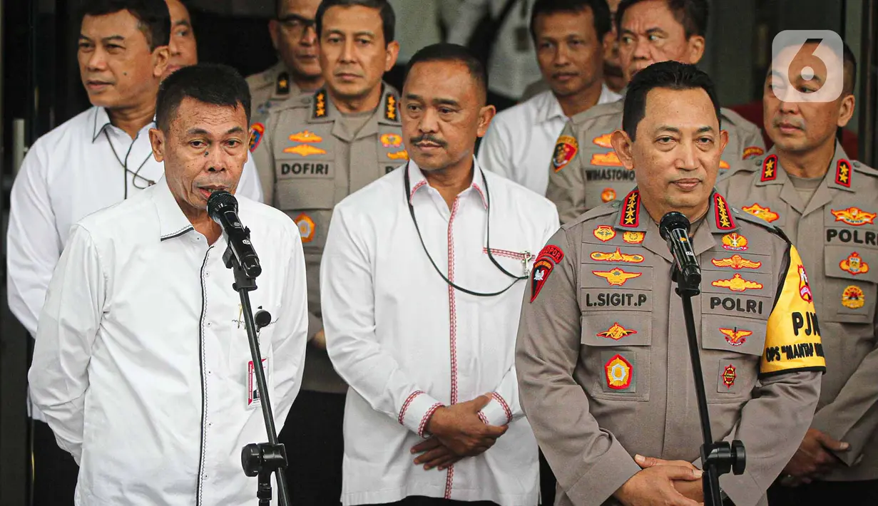 Ketua sementara Komisi Pemberantasan Korupsi Nawawi Pomolango (kiri depan dan Kapolri Jenderal Listyo Sigit Prabowo memberi keterangan di Gedung Merah Putih KPK, Jakarta, Senin (4/12/2023). (Liputan6.com/Faizal Fanani)