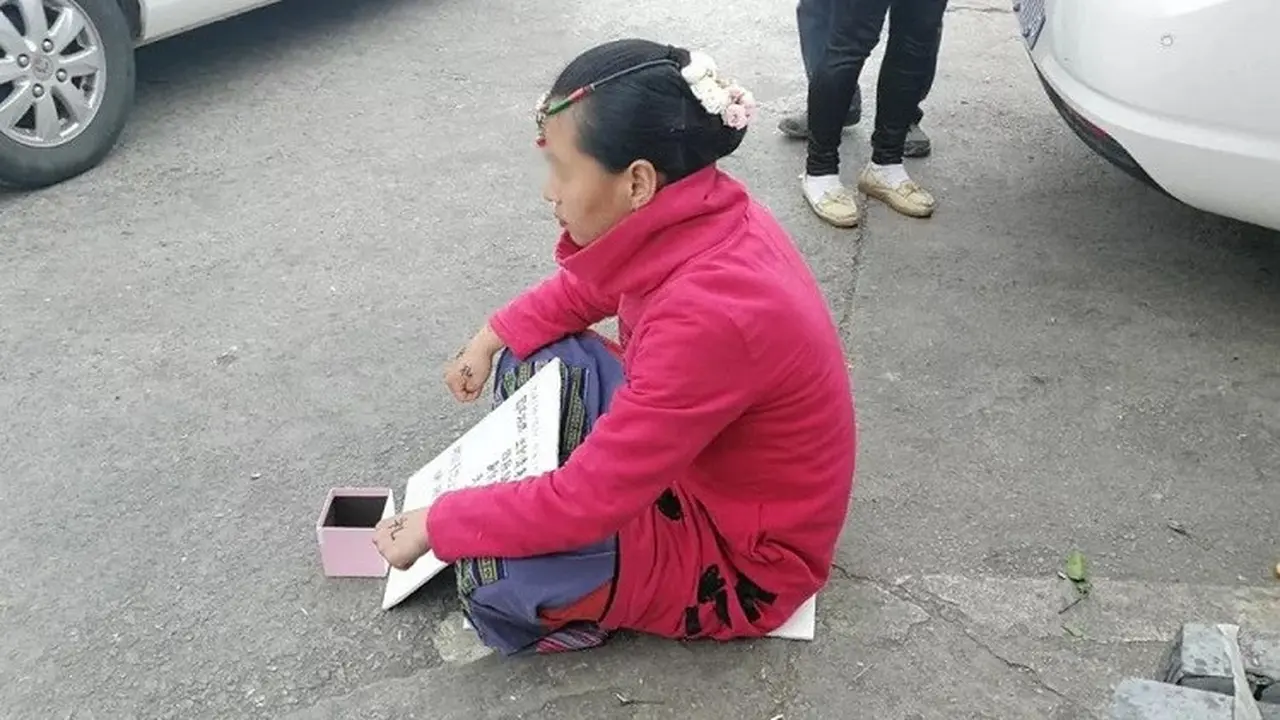 Merasa Terlalu Cantik untuk Bekerja, Wanita Ini Pilih Mengemis