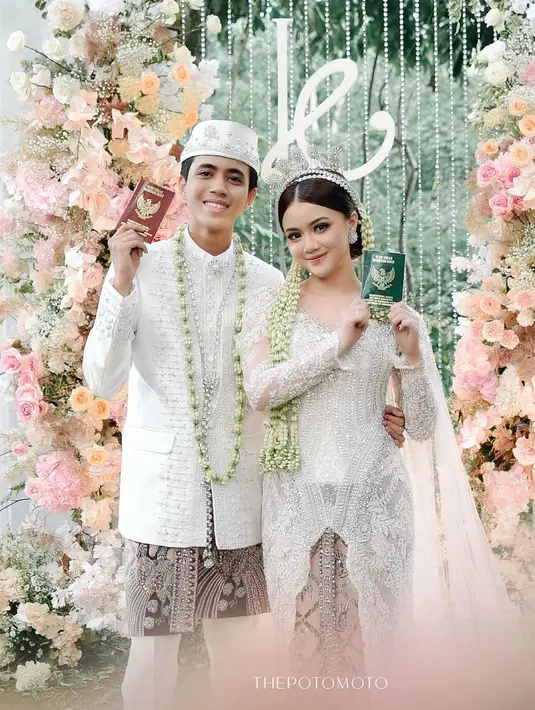 Melalui akun Instagram pribadinya, Kayess membagikan foto pernikahannya dengan Celiboy. Tanggal 16 Desember 2023 tercatat sebagai momen di mana kisah cinta mereka diresmikan. (Liputan6.com/IG/@ewkharis)