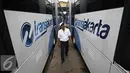 Petugas memeriksa kondisi bus gandeng yang siap dioperasikan di Pul PT Mayasari Bakti, Klender, Jakarta Timur, Selasa (26/4). PT Mayasari Bakti mendukung PT Transjakarta dalam mengelola transportasi umum di ibukota.( Liputan6.com/Immanuel Antonius)