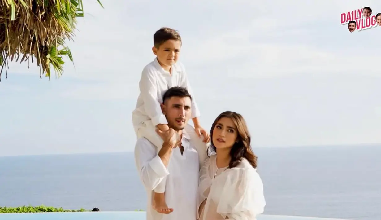 Selain bertema Beyonce, ibu El Barack ini memilih konsep serba putih untuk maternity shoot selanjutnya. Kali ini, Jessica Iskandar tidak sendirian. Tetapi ditemani oleh sang suami dan putranya. (YouTube/Jessica Iskandar).