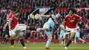 Striker West Ham, Andy Carroll, berebut bola dengan bek Manchester United, Marcos Rojo. MU lebih menguasai jalannya laga dengan penguasaan bola 52 persen. (Reuters/Andrew Yates)