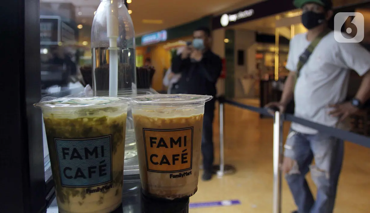 Minuman buatan robot barista terlihat di Family Mart, Grand Indonesia East Mall, Jakarta, Senin (10/1/2022). Robot barista mampu membuat aneka minuman produk FamilyMart seperti Kopi Susu Keluarga, Dolce Latte, Premium Chocolate, dan Green Tea. (merdeka.com/Arie Basuki)