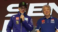 Maverick Vinales memberikan semangat kepada pebalap Indonesia saat peluncuran tim Yamaha Racing Indonesia di Jakarta, Jumat (26/1/2018). (Yamaha Racing Indonesia)