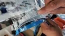 Pelindung wajah yang terbuat dari kombinasi plastik dan tekstil ditunjukkan di perusahaan Plaxtil, Chatellerault, Prancis, 25 Agustus 2020. Startup di Prancis, Plaxtil, mendaur ulang masker dan plastik untuk dijadikan pelindung wajah, pembuka pintu, dan pengencang masker. (GUILLAUME SOUVANT/AFP)