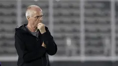 Pelatih Filipina, Sven-Goran Eriksson, mengamati anak asuhnya saat latihan di Stadion Madya Senayan, Jakarta, Selasa (22/11). Latihan ini persiapan jelang laga Piala AFF 2018 melawan Indonesia. (Bola.com/Yoppy Renato)