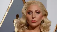 Penyanyi Lady Gaga mengenakan perhiasan dari Lorraine Schwartz di red carpet Piala Oscar 2016. Anting berlian di telinga tunangan aktor Taylor Kinney itu adalah perhiasan dengan harga sekitar Rp 107 miliar. (REUTERS/Adrees Latif )
