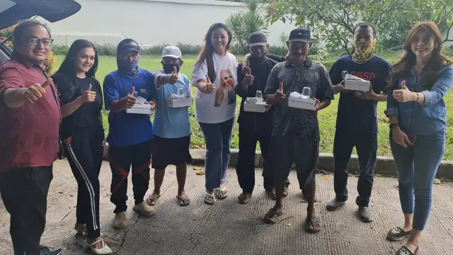Citra Yunita, Dewi Yulindar dan Cania Sunny Manurung melakukan aksi terpuji.
