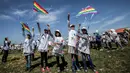 Suasana ketika anak-anak sekolah Palestina menerbangkan layangan dalam aksi solidaritas peringatan tujuh tahun gempa dan tsunami Jepang di Gaza, Selasa (13/3). (SAID KHATIB/AFP)