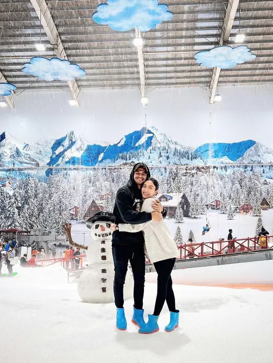 Tyas Mirasih dan Tengku Tezi saling memberi pelukan saat keduanya asyik bermain ice skating di salah satu mal. "Baby, it's cool!" tulis Tyas di Instagram nya dengan memberikan emotikon hati. (Foto: Instagram/@tyasmirasih)