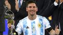 Penantian panjang Lionel Messi akhirnya terbayar setelah Argentina mampu juarai Copa America 2021. Ia merupakan pemain paling gemilang di turnamen ini. Terbukti, dirinya berhasil mempersembahkan empat gol dan lima assit serta menyabet titel pemain terbaik Copa America 2021. (Foto: AFP/Carl De Souza)