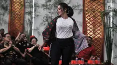 Penyanyi Krisdayanti yang merupakan kader PDIP saat memperagakan Atribut Milenial di Kantor DPP PDIP, Jakarta, Kamis (20/9). Peluncuran Atribut Milenial untuk kampanye Pemilu 2019 ini diperagakan langsung oleh para kader. (Merdeka.com/ Iqbal S. Nugroho)
