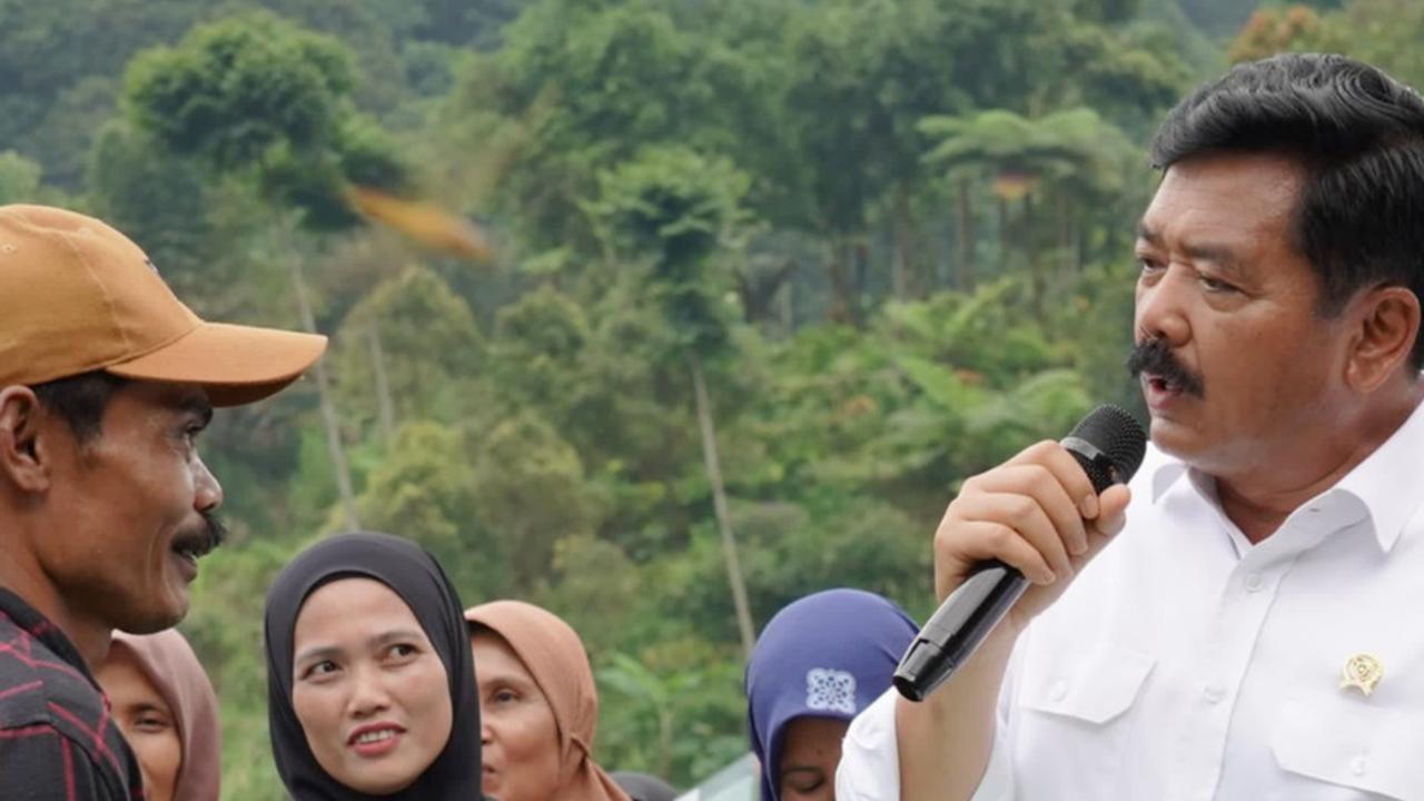 Jajaki Jalan Setapak Persawahan di Desa Gunung Bunder, Menteri ATR Serahkan Sertifikat PTSL