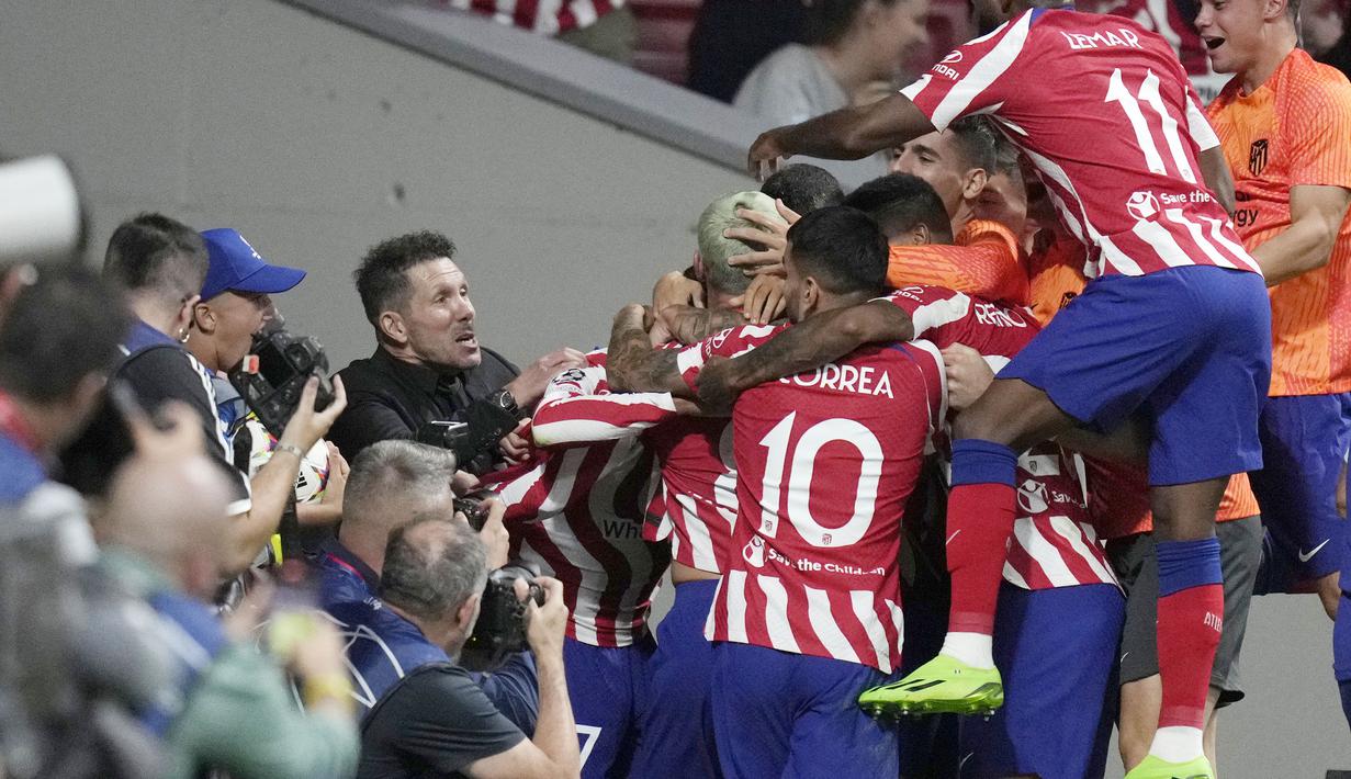 Para pemain serta pelatih Atletico Madrid larut dalam selebrasi saat merayakan gol yang dicetak oleh Antoine Griezmann ke gawang FC Porto pada laga Liga Champions di Stadion Wanda Metropolitano, Kamis (8/9/2022). (AP/Bernat Armangue)