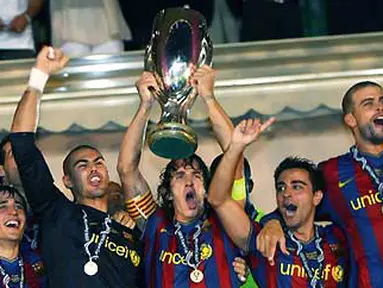 Para pemain Barcelona merayakan kemenangan di Piala Super Eropa setelah mengalahkan Shakhtar Donetsk 1-0 pada 28 Agustus 2009 di Stade Louis II, Monaco. AFP PHOTO /TEPHANE DANNA