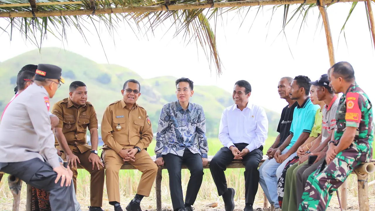 Wakil Presiden (Wapres) Gibran Rakabuming Raka saat berbincang dengan petani disela kunjungannya di Provinsi Nusa Tenggara Timur (NTT).