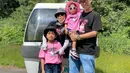 Saat liburan, mereka tampil kompak kenakan dresscode warna black-pink dengan kaos kembaran. Mama Mega tampak serasi dengan Pak Bambang, sedangkan Natsuki kompak dengan sang adik nih. [@mas_natsuki].