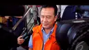 Usai dari Gedung KPK, Ade yang mengenakan rompi tahan KPK berwarna oranye itu langsung diboyong ke Rumah Tahanan KPK di Pomdam Guntur Jaya, Jakarta, Rabu (13/8/2014) (Liputan6.com/Faisal R Syam)