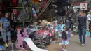 Pasar yang berlokasi di Jalan Basuki Rachmat ini menjual beragam mainan, seperti robot-robotan, mobil-mobilan hingga aneka boneka. (Liputan6.com/Herman Zakharia)