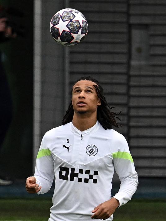 Pemain Manchester City Nathan Ake menjalani sesi latihan tim di tempat latihan Manchester City di Manchester, Inggris, 21 Februari 2023. Manchester City akan menghadapi RB Leipzig pada pertandingan sepak bola babak 16 besar Liga Champions. (Paul ELLIS/AFP)