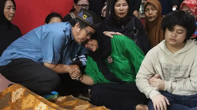 [Bintang] Suasana Rumah Duka Yon Koeswoyo