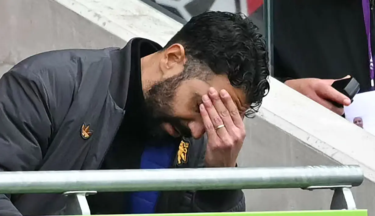 Pelatih Manchester United, Ruben Amorim, tampak kecewa setelah anak asuhnya ditaklukkan Brentford 1-3 pada pertandingan pekan keenam Liga Inggris 2025/2026 di Gtech Community Stadium, Sabtu (27/09/2025). (AFP/Justin Tallis)