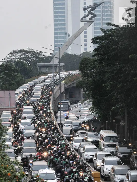 Kendaraan terjebak kemacetan di kawasan Gatot Subroto, Jakarta, Selasa (2/7/2019). Kepala Bappenas Bambang Brodjonegoro menyebut kerugian ekonomi akibat kemacetan Ibu Kota berdasarkan data tahun 2013 sebesar Rp 65 triliun per tahun dan pada 2019 mendekati Rp 100 trilliun. (merdeka.com/Iqbal Nugroho)