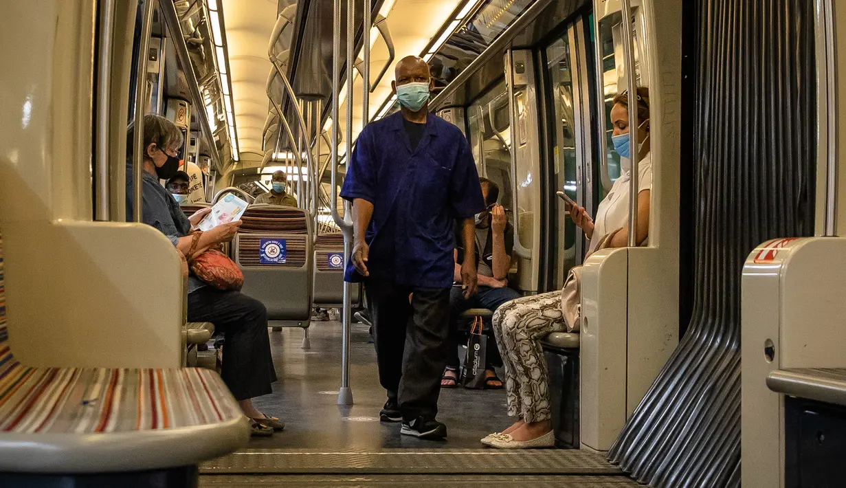 Orang-orang yang mengenakan masker terlihat di dalam kereta bawah tanah di Paris, Prancis, pada 20 Juli 2020. Instruksi pemerintah Prancis untuk mewajibkan penggunaan masker mulai berlaku pada Senin (20/7) di tengah meningkatnya jumlah klister COVID-19. (Xinhua/Aurelien Morissard)