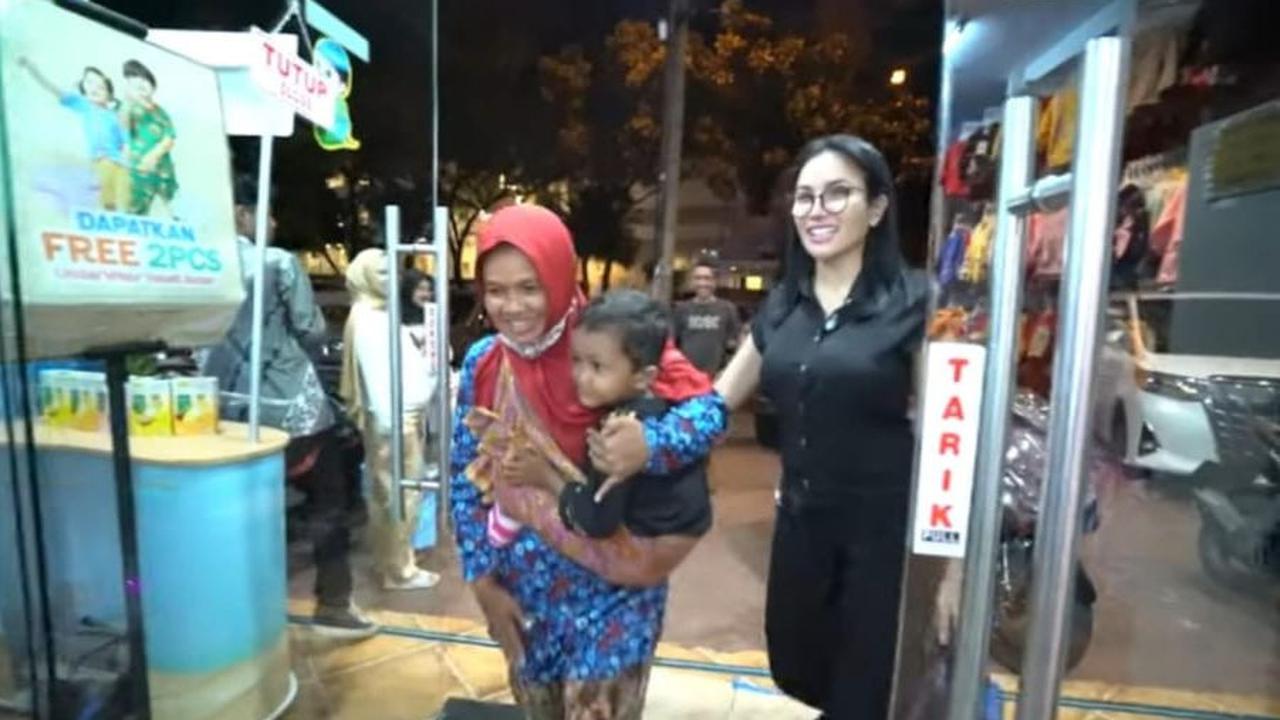 Nikita Mirzani Nangis Bertemu Ibu-ibu Temani Anaknya yang Tidur di Pinggir Jalan, Langsung Diajak Belanja