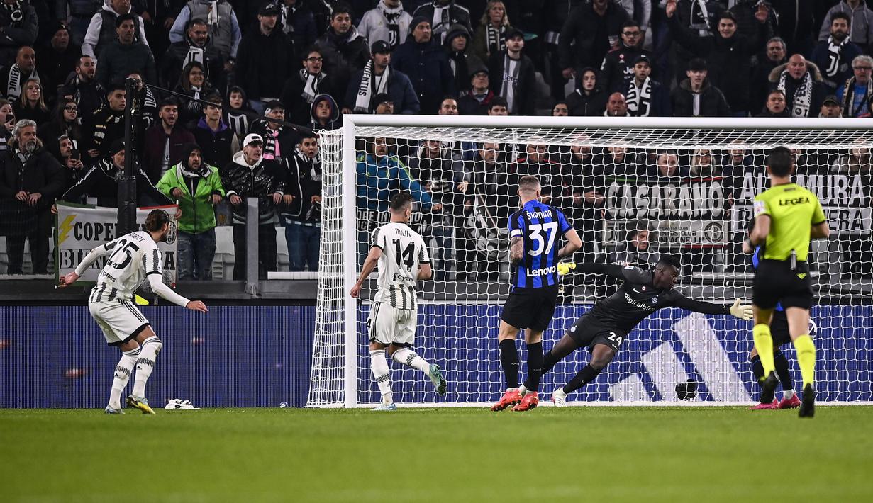 Juventus membuka keunggulan di menit ke-52 lewat gol Adrien Rabiot. Ia sukses mengkonversi umpan silang mendatar Filip Kostic. (AP/LaPresse/Fabio Ferrari)