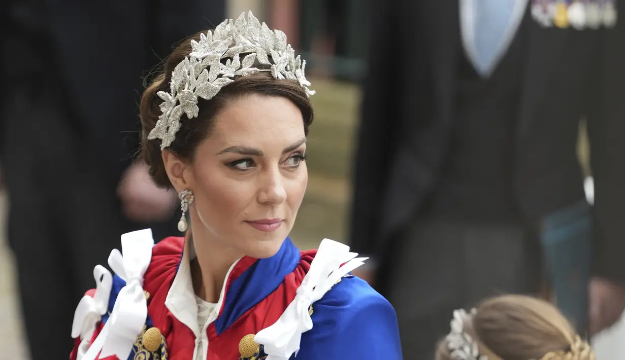 <p>Penampilannya dipercantik dengan gaun sutra warna putih gading dari Alexander McQueen dan sejumlah perhiasan. (Dan Charity/pool photo via AP)</p>