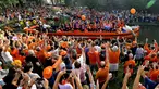 Ribuan Suporter menyambut kedatangan timnas putri Belanda usai menjuarai Piala Eropa Wanita 2017 di Sungai Utrecht, (7/8/2017). Belanda menang atas Denmark 4-2.  (AFP/ANP/Olaf Kraak/Netherlands OUT)