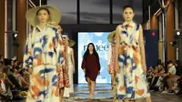 Desainer Irene Tanuwidjaja untuk melahirkan karya baru bagi dunia seni Indonesia lewat permainan siluet longgar plus signature print terbaru bunga tropis. (Foto: Dok. Koleksi Pribadi Irene Tanuwidjaja)