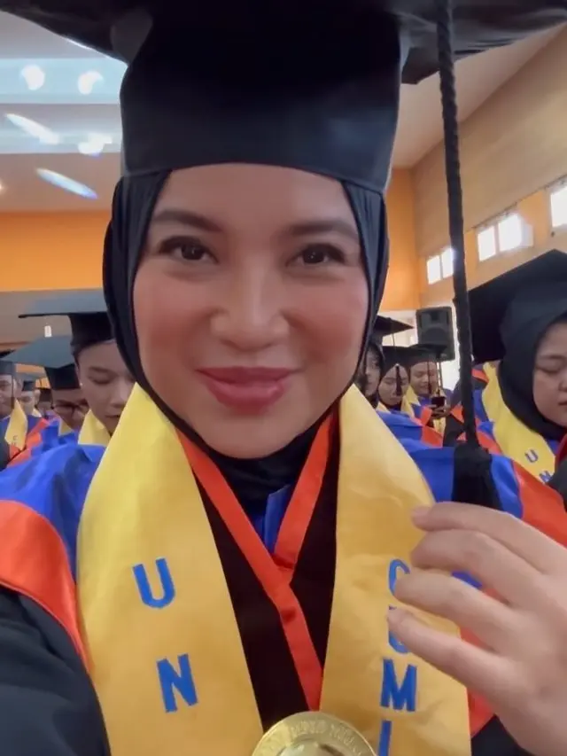 Kuliah Satu Kelas, Ini 7 Potret Chacha Frederica dan Suami Wisuda S2 Bareng
