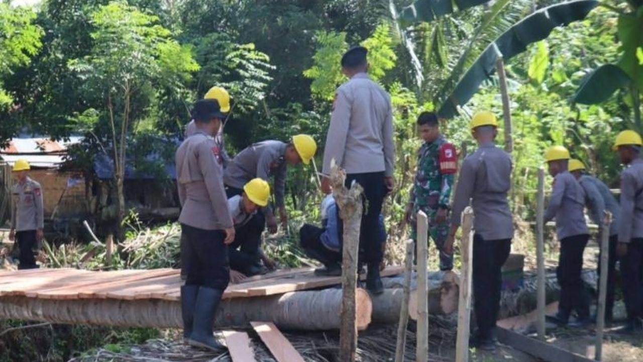 Polres Donggala Rampungkan Jembatan Darurat, Akses Labuan Kungguma Kembali Normal