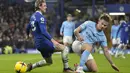 Gelandang Manchester City, Kalvin Phillips berebut bola dengan gelandang Chelsea Conor Gallagher pada matchday ke-18 Liga Inggris di Stadion Stamford Bridge, Jumat (6/1/2023) dini hari WIB. Manchester City sukses membungkam Chelsea 1-0 lewat gol kemenangan yang dicetak Riyad Mahrez pada babak kedua. (AP Photo/Kirsty Wigglesworth)