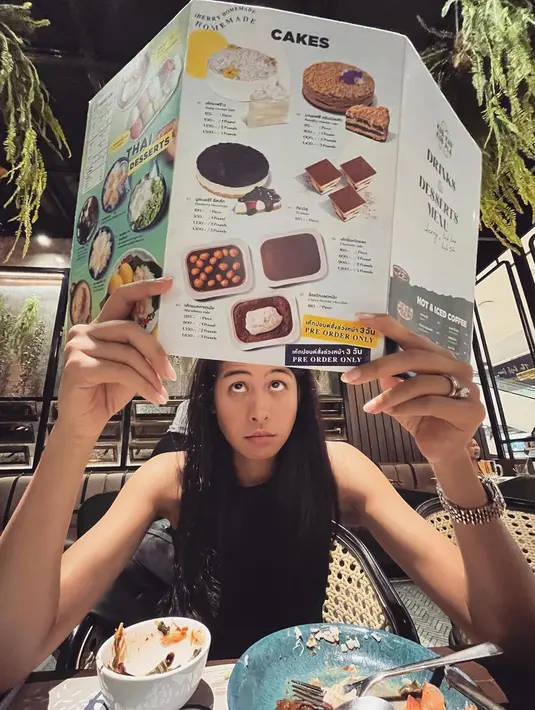 <p>Selain romantis di perpustakaan, Maudy Ayunda dan Jesse Choi juga berbagi momen makan bersama. Tampak aktris kelahiran 1994 tersebut berpose menggemaskan sambil memegang buku menu. (Instagram/jessechoi_)</p>